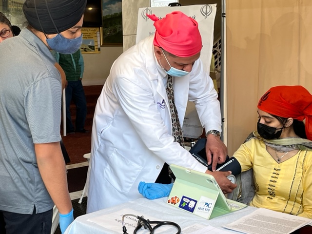 Volunteer physician with a patient at an SHN clinic